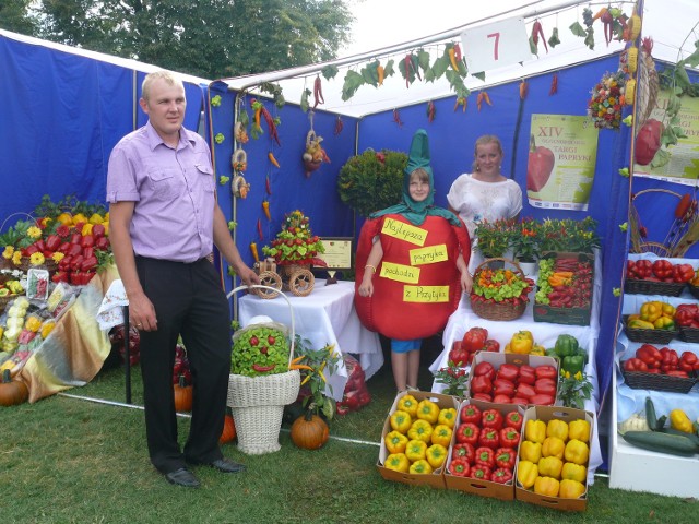 - W tym roku cena papryki ma się nijak do kosztów produkcji &#8211; mówi Marek Drela, plantator papryki ze wsi Wrzeszczów.