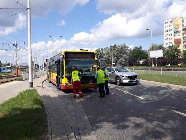 Autobus MPK zderzył się z samochodem osobowym, kierowca autobusu nie ustąpił pierwszeństwa