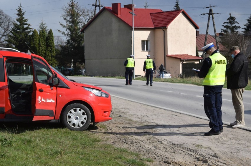 Groźny wypadek w Domaszowicach. Zderzenie dwóch aut, jedno uderzyło w dom! Dwie osoby ranne. Pijany kierowca wiózł dziecko [ZDJĘCIA]