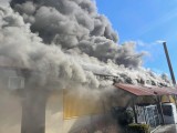 Miecze. Duży pożar budynku usługowego koło Grajewa. Na miejscu pracowało 10 zastępów straży pożarnej [ZDJĘCIA]