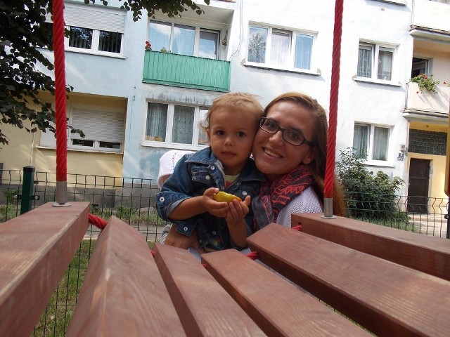 Alicja Dychowska i jej synek Kryspin często odpoczywają na placu zabaw przy ul. Sikorskiego. To, że powstał, to zasługa pani Alicji - ona złożyła taki wniosek do budżetu.