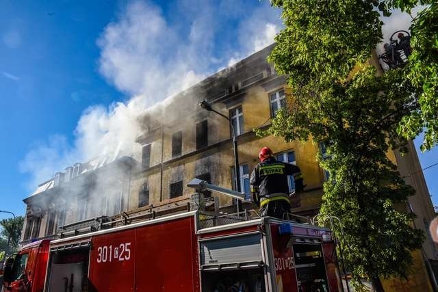 Podczas piątkowego pożaru opuszczonej kamienicy przy ul. Floriana 20 ewakuowano z sąsiedztwa 16 osób