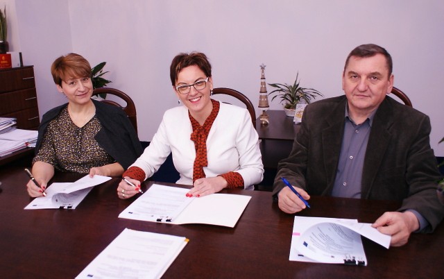 Podpisanie umowy na największe jak dotąd dofinansowanie unijne. Na zdjęciu od lewej Dorota Dyka, skarbnik gminy, wójt Marzena Bernat i sekretarz Urzędu Gminy Jan Kosiela.