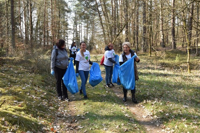 Mieszkańcy gminy Czarna Dąbrówka włączyli się do akcji pod nazwą "Eko spacer".