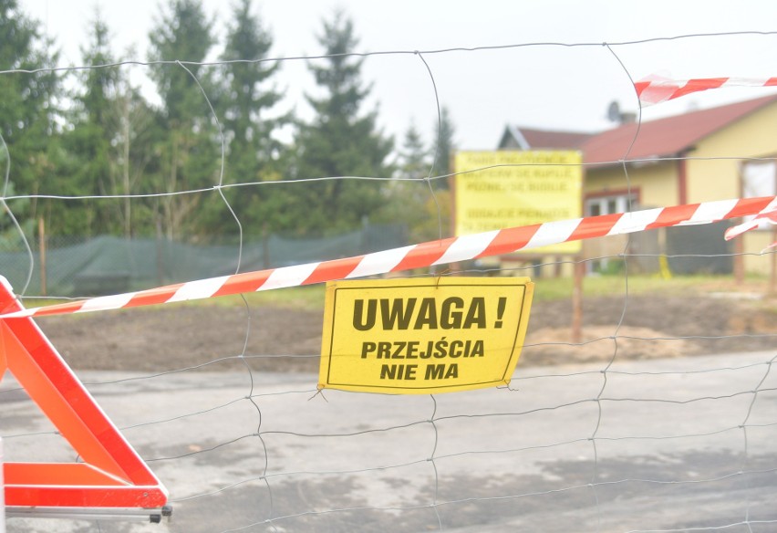 Mieszkańcy protestują i ogrodzili część odcinka nowej drogi...