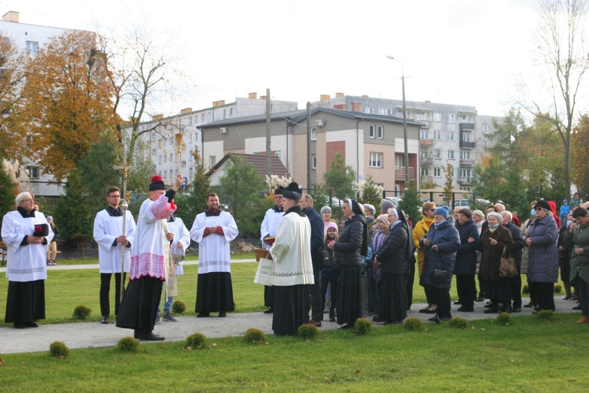Ogród Wniebowzięcia w Ostrowi otwarty 24.10.2021 Ogród powstał przy Kościele Wniebowzięcia Najświętszej Maryi Panny. Zdjęcia