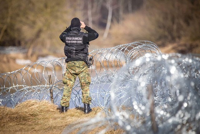 Imigranci rzucali kamieniami w polskie patrole