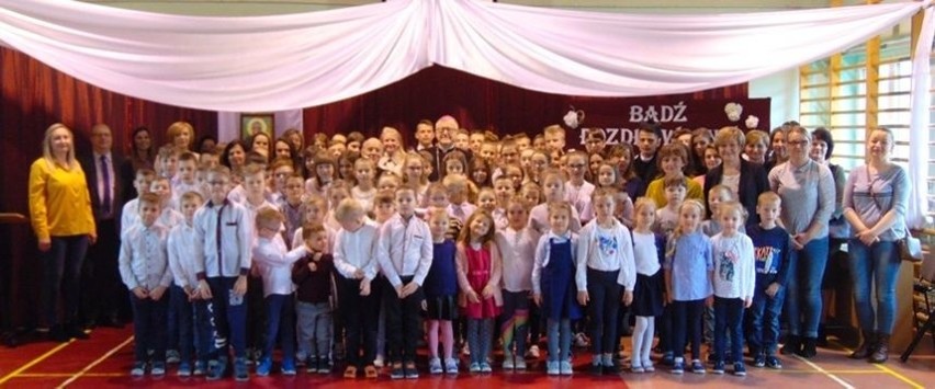 Biskup Andrzej Kaleta odwiedził Szkołę Podstawową w Mieczynie. Uczniowie zaprezentowali piękne widowisko (ZDJĘCIA)