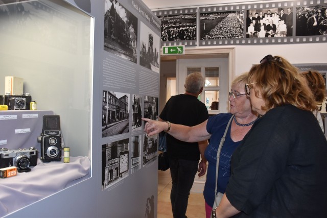 Wystawa „W atelier fotograficznym. Mieszkańcy Malborka oczami pierwszych fotografów” to fotokronika miejskich wydarzeń i opowieść o jej autorach.