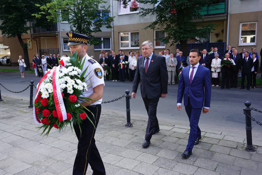 Czerwiec 56: Złożenie kwiatów pod zakładem ZNTK