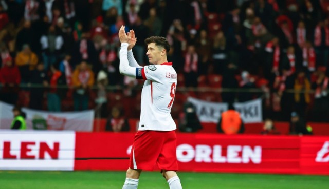 Robert Lewandowski dziękujący kibicom reprezentacji Polski.