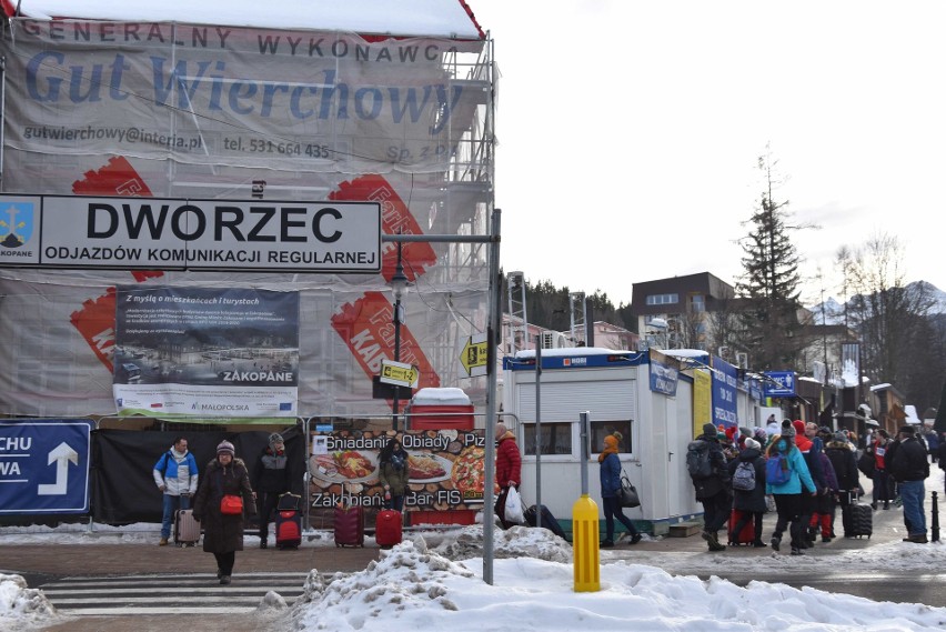 Powroty z sylwestra. Tłok na dworcu pod Giewontem [ZDJĘCIA]