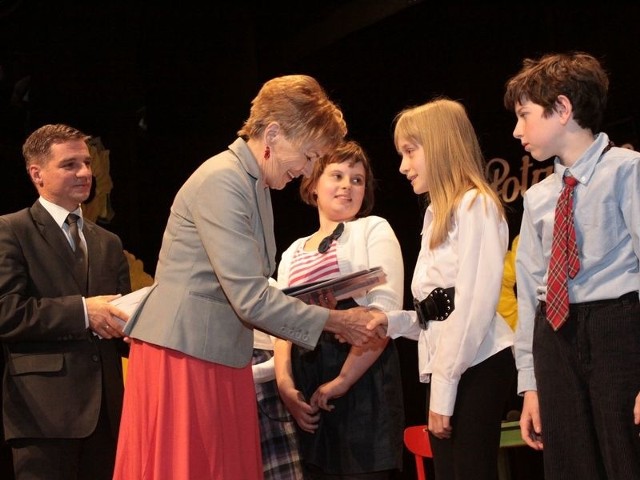 Marianna Borawska, członek jurry konkursowego, wręczała nagrody wraz z Krzysztofem Sikorskim, wiceprezydentem Słupska.