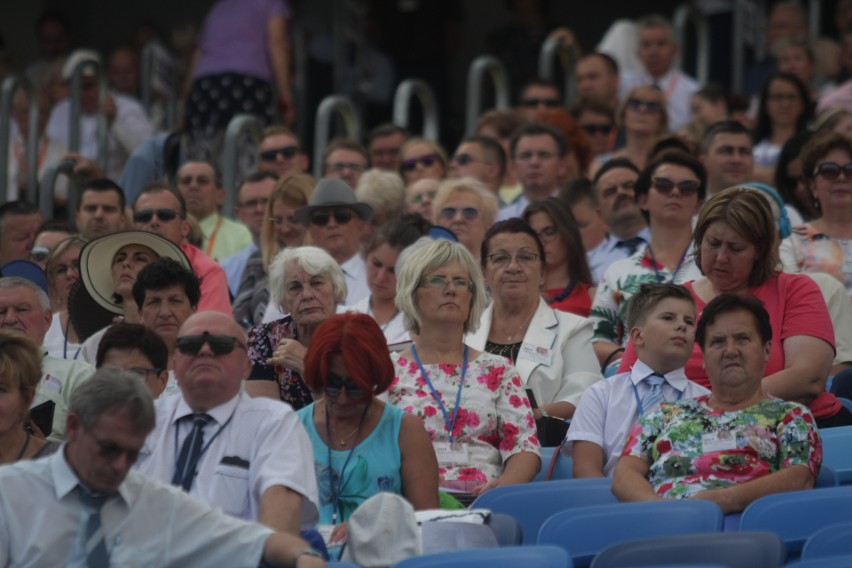 Kongres Świadków Jehowy na Stadionie Śląskim. Dzień 1. Wierni w Chorzowie przez trzy dni będą brać udział w spotkaniach ZDJĘCIA