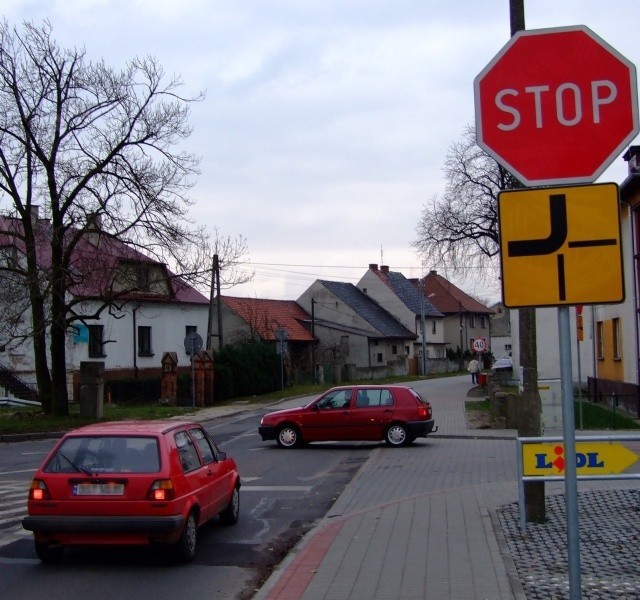 Osoby zjeżdżające z ulicy Krakowskiej w kierunku Ujazdowskiej muszą ustępować pierwszeństwa wyjeżdżającym z parkingu