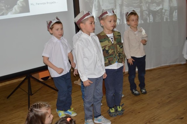 Skawina. Przedszkolaki z „dwójki” i ich rodzice śpiewali patriotyczne pieśni