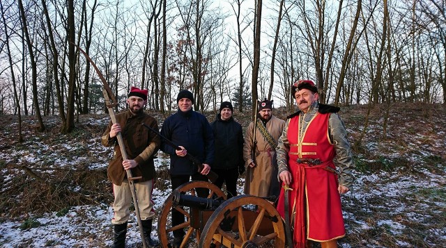 18-kilometrowym rajdem pieszym członkowie Grupy Turystycznej Roztocze „Gloria Victis IX” uczcili 155. rocznicę wybuchu Powstania Styczniowego.Rajd został zorganizowany w Lesie Kobylanka, na pograniczu dawnych zaborów rosyjskiego i austriackiego, a obecnie granicy województw podkarpackiego i lubelskiego.Tutaj, 1 i 6 maja 1863 r. powstańcy styczniowi, pod dowództwem gen. Antoniego Jeziorańskiego, stoczyli dwie zwycięskie bitwy z przeważającymi siłami Rosjan.W rajdzie wzięły udział 102 osoby. Oprócz członków GTR również rekonstruktorzy z cieszanowskiego Bractwa Srebrnego Miecza, członkowie Jednostki Strzeleckiej JS 2033 im. gen. Kustronia z Lubaczowa, uczniowie gimnazjów z Cieszanowa, Nowego Lublińca i Dach-nowa, mieszkańcy gm. Cieszanów i goście z głębi kraju.