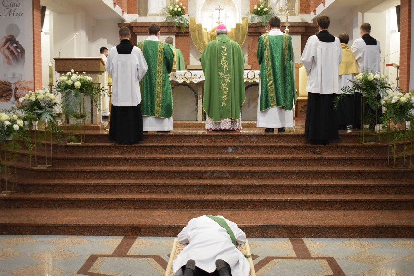 Diecezja sandomierska ma nowego kapłana  Piotra Sosnówkę. Uroczystości w Gorzycach przewodniczył biskup Nitkiewicz [ZDJĘCIA]