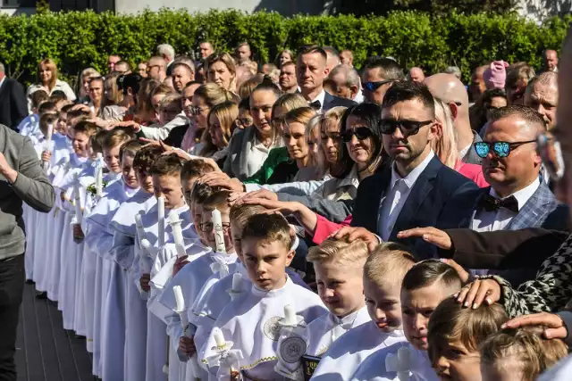 7 maja kolejne dzieci przyjęły po raz pierwszy komunię świętą. Uroczystość w parafii Bożego Ciała w Bydgoszczy rozpoczęła się o godz. 10.