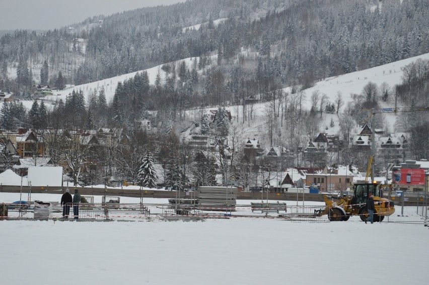 Zakopane. Rozpoczęli budowę sceny plenerowej na zabawę sylwestrową [ZDJĘCIA]