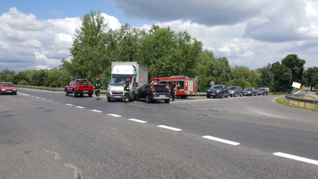 Do wypadku doszło dziś przy ul. Nad Groblą w Chełmnie. Na skrzyżowaniu drogi krajowej nr 91 z ul. Nad Groblą kierujący dostawczym citroenem jumper wymusił pierwszeństwo przejazdu na volvo S40.