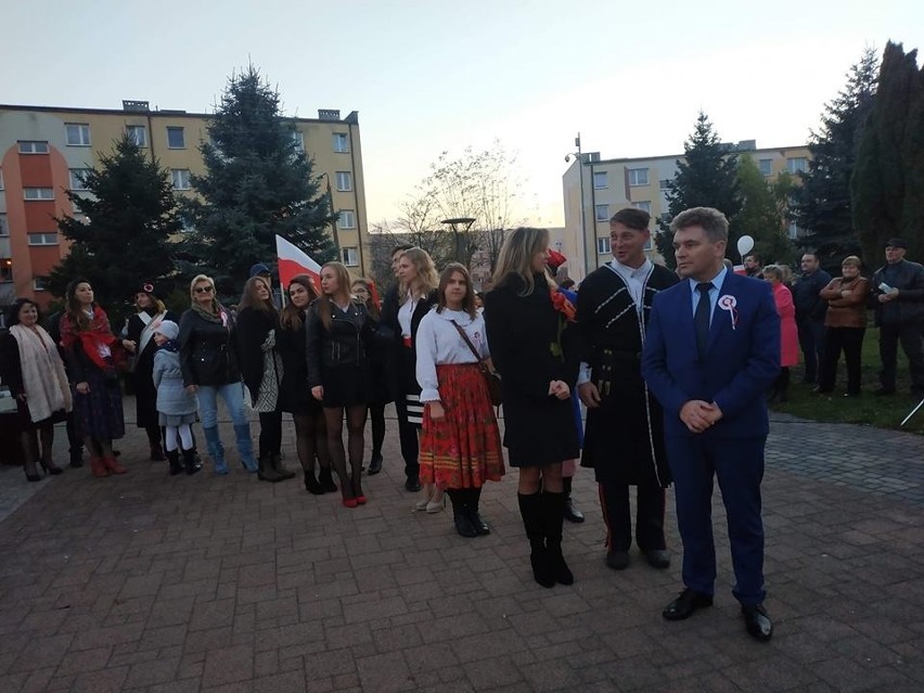 Narodowe Święto Niepodległości w Połańcu. Rodzinne świętowanie, sto par tańczących poloneza i krakowiak [ZDJĘCIA, WIDEO]