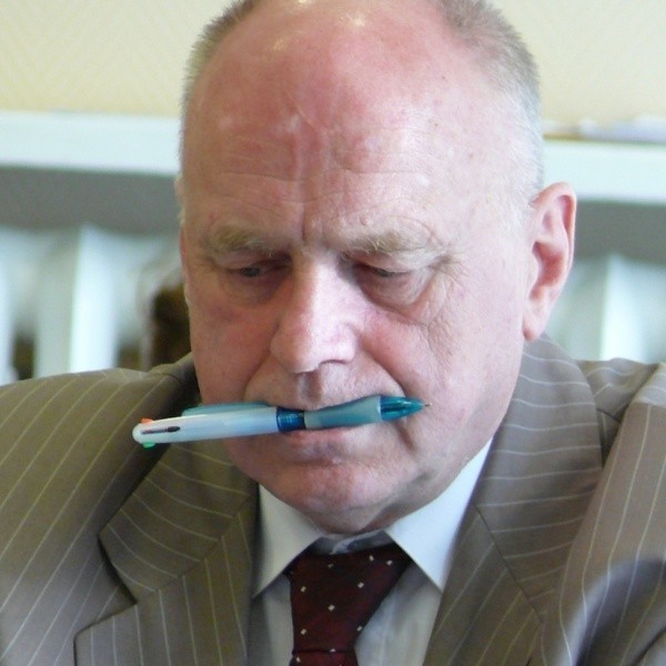 Na sesji zrobiło się spokojniej, kiedy wiceprzewodniczący rady Janusz Kotulski zakneblował sobie usta długopisem.