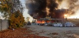 Pożar w Bytomiu. Paliło się składowisko tworzyw sztucznych i tekstyliów w zakładzie w Stroszku. Ogień gasiło 27 zastępów straży ZDJĘCIA