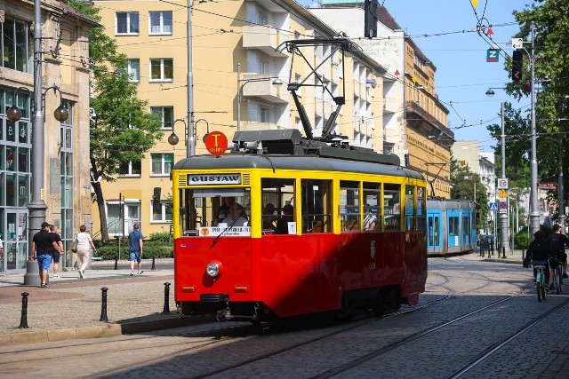 W cenie biletu MPK Wrocław można jechać śladem największych atrakcji Wrocławia w zabytkowych pojazdach. Atrakcja będzie dostępna w każdy weekend do 3 września.Zobacz, jak odrestaurowano tramwaje Konstal i autobusy "Ogórki" na kolejnych slajdach >>>>>