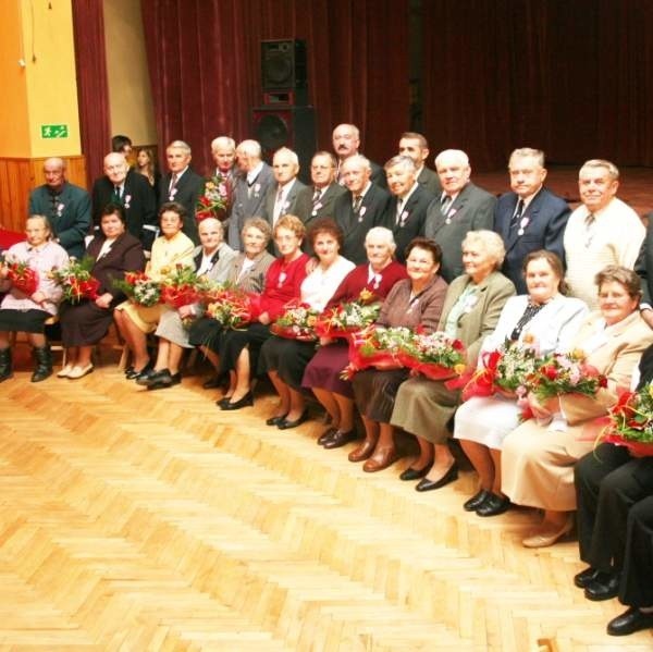 Jubilaci dostali medale "Za Długoletnie Pożycie Małżeńskie&#8221; oraz prezenty od burmistrza Ulanowa.