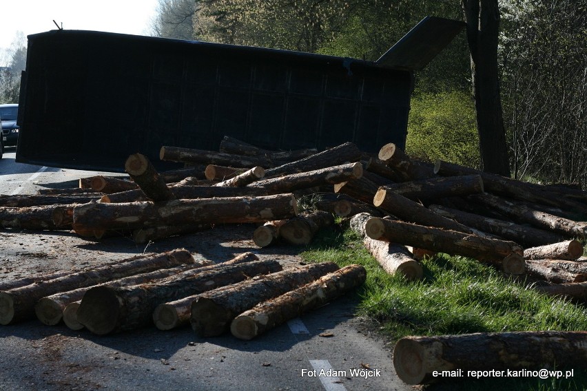 Przyczepa z drewnem blokuje drogę w Białogardzie.
