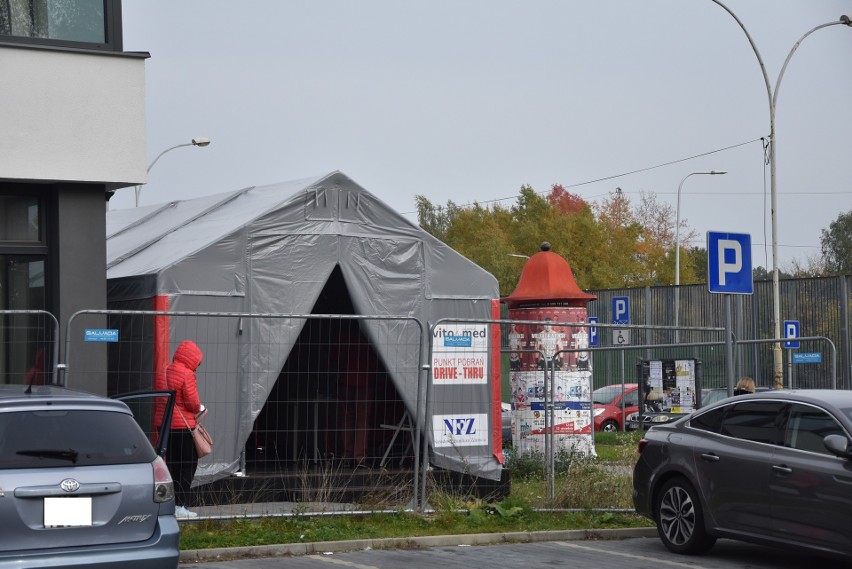 Koronawirus. Punkt do pobierania wymazów otwarto w samym centrum tarnowskiego osiedla. Mieszkańcy drżą o swoje zdrowie [ZDJĘCIA]