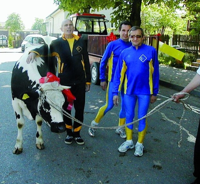 Biegacze chętnie robią sobie zdjęcia z główną nagrodą, ale nikt nie chce stać się jej właścicielem