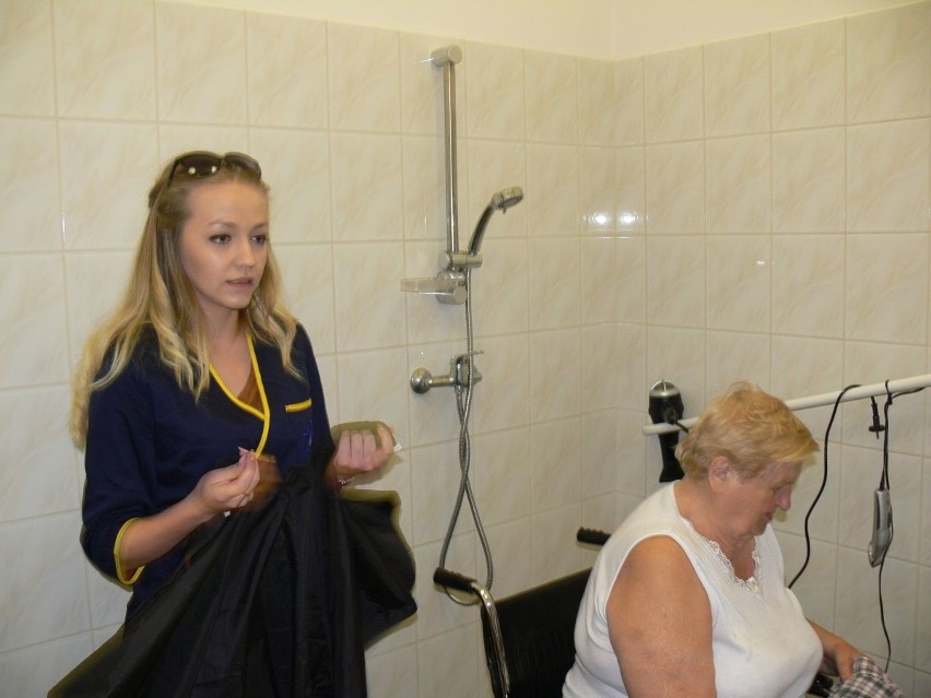 Przyszli fryzjerzy i fryzjerki ćwiczą na seniorach z Zakładu Pielęgnacyjnego w Tarnobrzegu