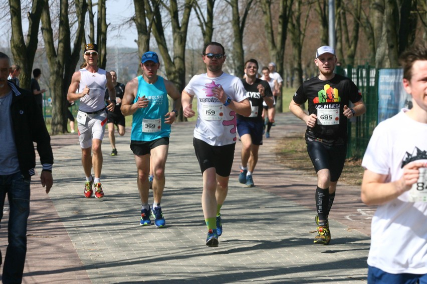 Biegli w niedzielę nad Zalewem Zemborzyckiem. To ostatni bieg z cyklu "Cztery Dychy do Maratonu" [DUŻO ZDJĘĆ]