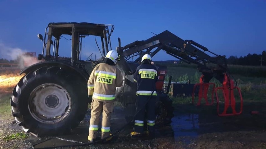 Lakiele: Pożar ciągnika rolniczego w powiecie oleckim. Pożar wybuchł wieczorem [ZDJĘCIA]