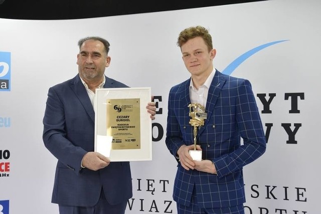 Cezary Surgiel z Łomża Vive Kielce, laureat kategorii Sportowa Nadzieja.