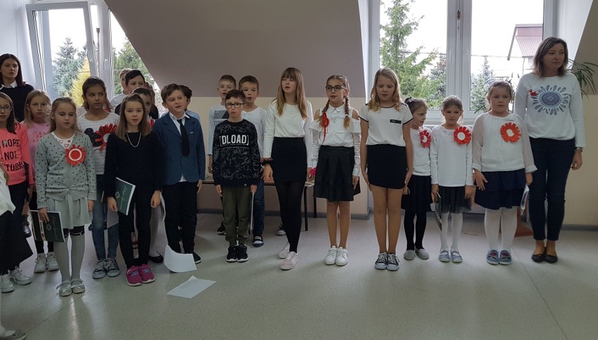 Akcja "Szkoła do Hymnu". Wzięli w niej udział uczniowie Szkoły Podstawowej w Borkowie [ZDJĘCIA]