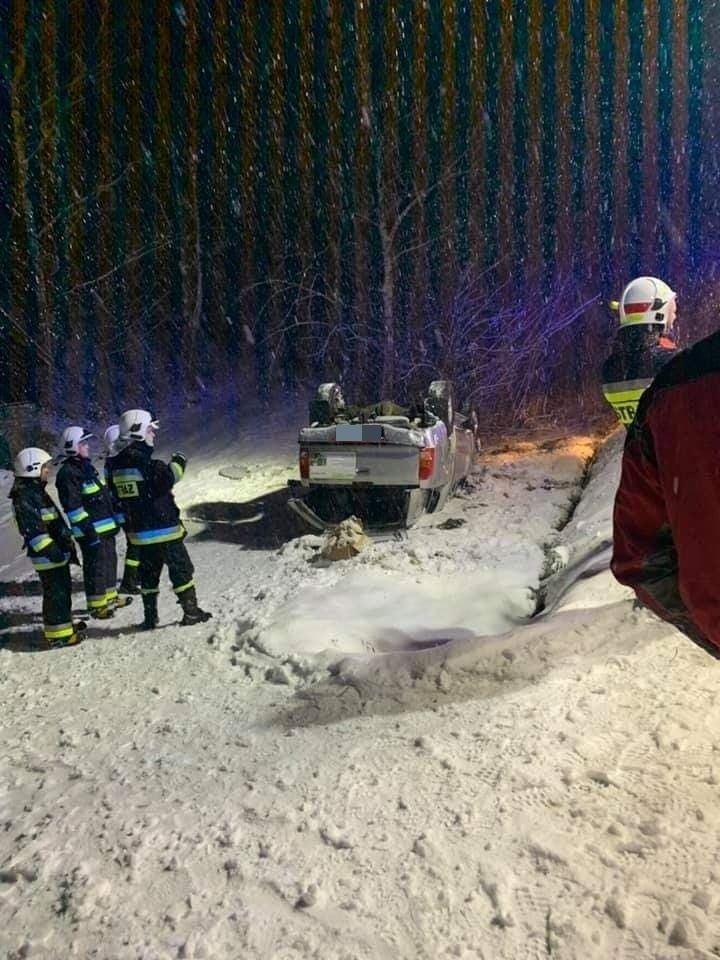 Podhale. Fatalne warunki na drogach. W Krośnicy dachował samochód 