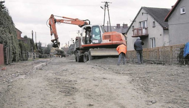 Ulica Długa na os. Pomorzany nadal jest w rozsypce. Remont skończy się dopiero w połowie 2015 r.