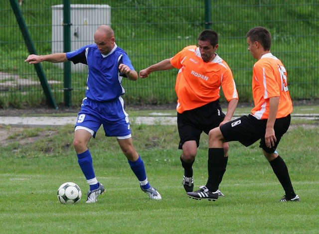 Ostatnim zespołem z Choszczna, który grał na poziomie ligowym był Piast (pomarańczowe koszulki). Na zdjęciu fragment spotkania z Regą Trzebiatów w sezonie 2009/2010.