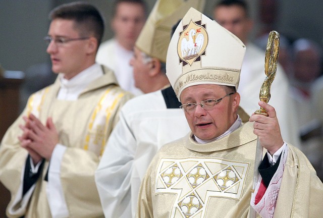 Zmniejszenie liczby godzin lekcji religii możliwe jest tylko za  zgodą biskupa: w przypadku Łodzi – arcybiskupa Grzegorza RysiaUMŁ otrzymał we wtorek (26 marca) odpowiedź w sprawie lekcji religii. Archidiecezja Łódzka zajęła stanowisko w sprawie prośby dyrektorów 16 liceów w Łodzi. Chcieli zgody arcybiskupa Grzegorza Rysia na ograniczenie tygodniowego wymiaru zajęć z lekcji religii – z dwóch do jednej.