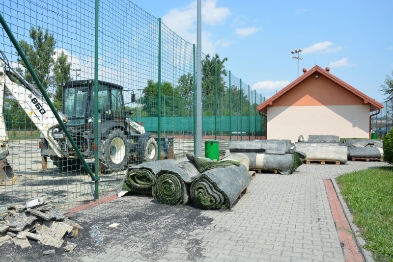 Dobczyce. Do 6 września potrwają prace przy modernizacji nawierzchni boiska „Orlik”