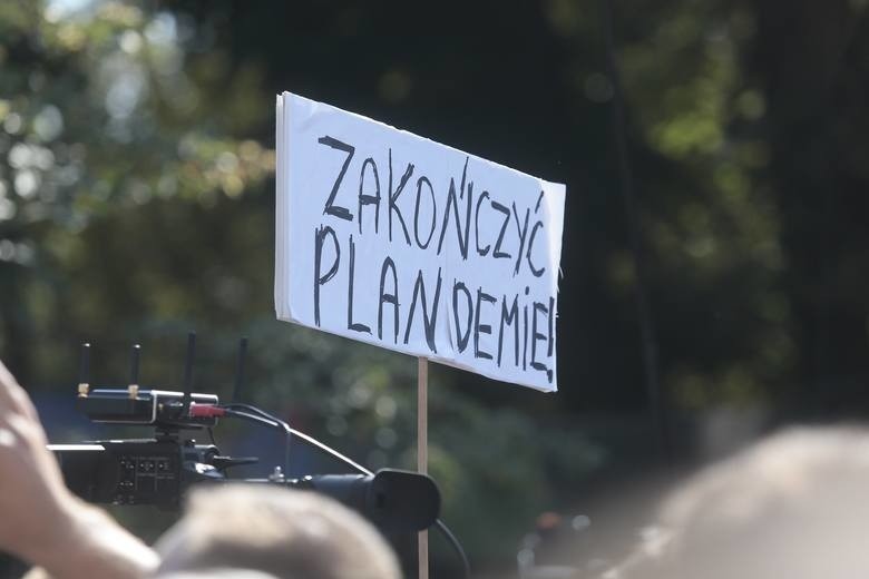 Manifestacje antycovidowców odbywają się w miastach całej...