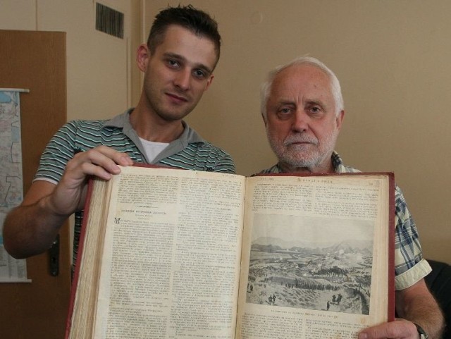 Janusz Milewski - z prawej i jego bratanek Michał pokazują książkę, którą ich dziadek wojskowy wypożyczył w latach 20. z jednej z kieleckich cerkwi, a teraz nie do końca wiadomo, gdzie ją zwrócić.