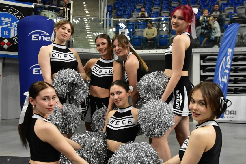 Nowy program i spektakularny występ Cheerleaders Vibes Radom podczas meczu Czarnych z Norwidem. Zobacz zdjęcia