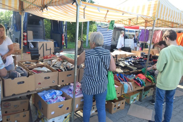 Duży wybór odzieży, butów oferowano we wtorek 22 sierpnia czerwca na targowisku w Przysusze.
