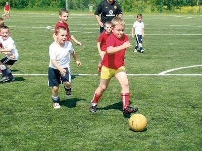 Przedszkolna "jedynka" (czerwone stroje) miała wyraźny ciąg na bramkę Fot.: Zbigniew Wojtiuk