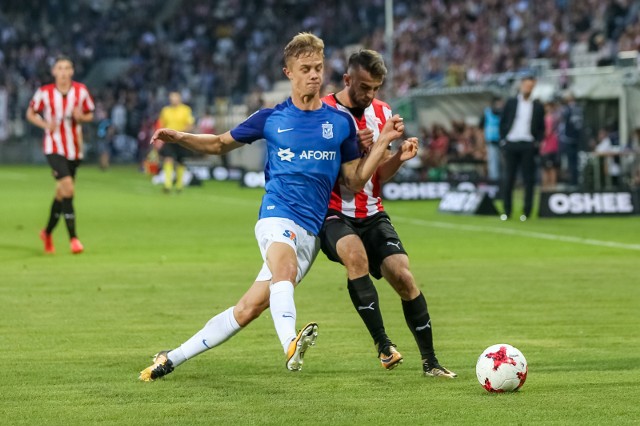 Lech Poznań - Cracovia to mecz przyjaźni, ale tylko na trybunach. Także w niedzielę piłkarze obu klubów będą twardo walczyć o zwycięstwo.