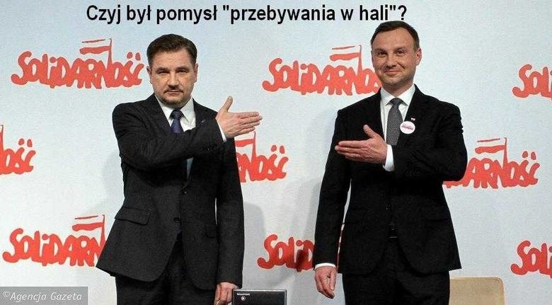 "Przebywali w hali" - memy na temat tablicy z braćmi Kaczyńskimi hitem internetu